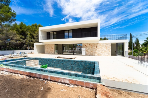 Modernes, freistehendes Haus im Ibiza-Stil mit atemberaubender Aussicht in Calpe