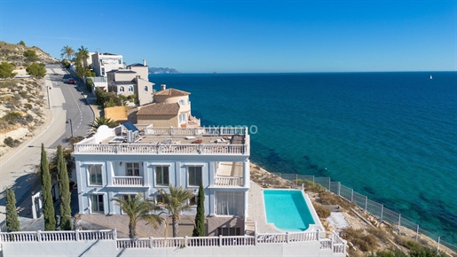Preciosa villa en primera linea de playa en venta en Campello