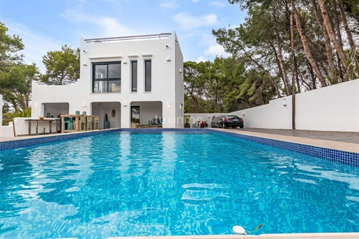 Villa i Ibiza-stil till salu i Moraira