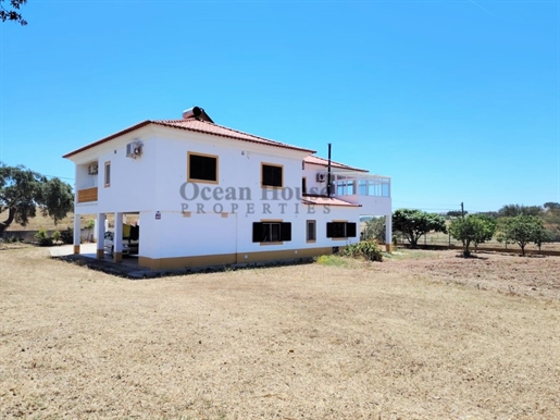 Chalet de 4 dormitorios con más de 1 hectárea de terreno, en Ourique