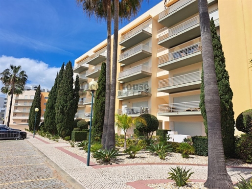 3 bedroom flat with garage and swimming pool 350 meters from Vilamoura Beach and Marina