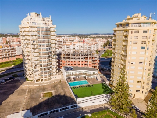 New 4 bedroom penthouse with terrace and garage 300 meters from the beach, in Armação de Pêra