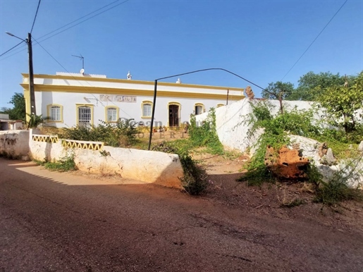 Zwei typisch algarvische Häuser mit 12 ha Land in Alte, Loulé