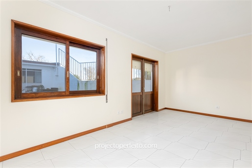 Apartment Floor Dwelling T2 Sell in Vilar de Andorinho,Vila Nova de Gaia