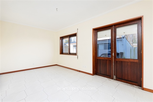 Apartment Floor Dwelling T2 Sell in Vilar de Andorinho,Vila Nova de Gaia