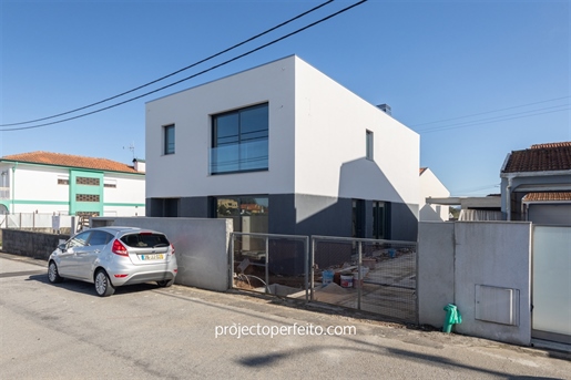 Huis 4 Slaapkamers te koop in Serzedo e Perosinho, Vila Nova de Gaia