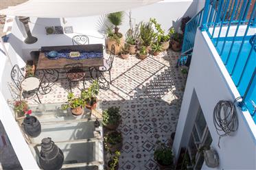 Située dans un quartier historique de la médina de Tanger, magnifique maison totalement rénovée, déc