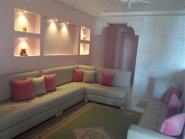 Grand appartement de 3 chambres, complètement rénové, situé en plein centre ville de Tanger.