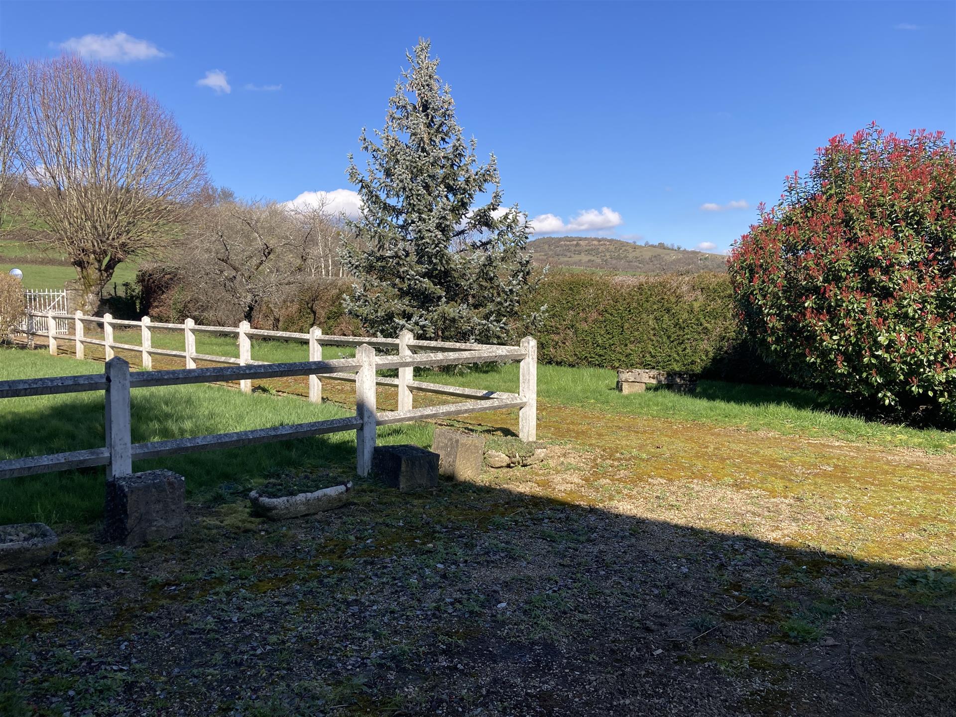 Near Buxy - Beautiful view for this delightful house and its outbuildings