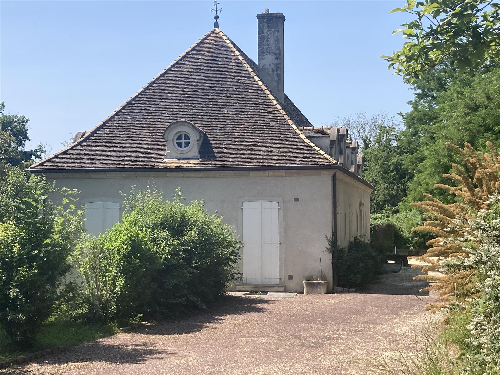  Axe Buxy Chalon Sur Saône Rare residence on its park of + 6500 m²