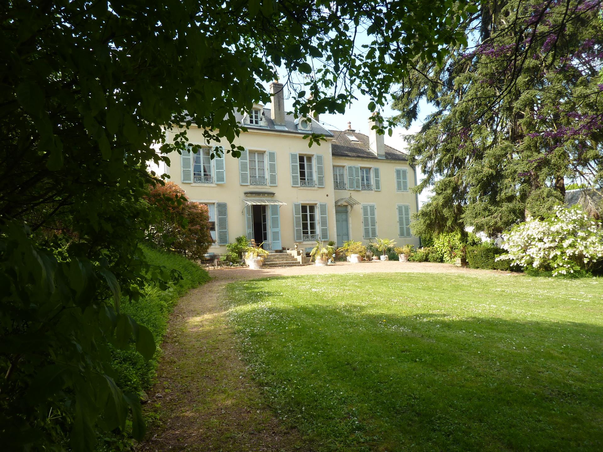Property in the heart of a village on the Côte Chalonnaise on a magnificent park of about 7000 m²