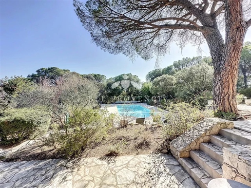 Attraktiv villa på vacker mark, en halvtimme från Medelhavet