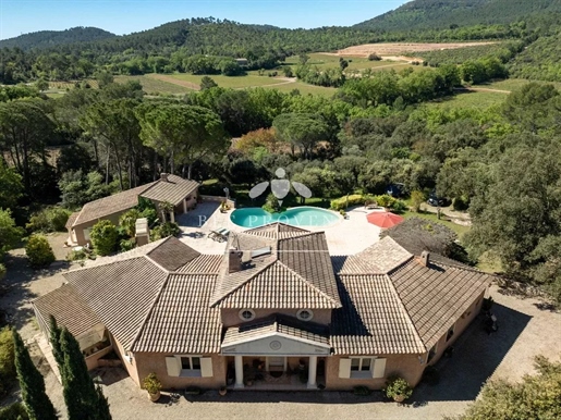 Villa med gæstehus og swimmingpool på smuk grund på 14.000 m2