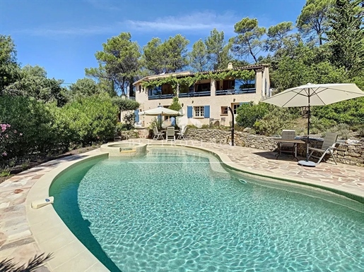 Ruime villa met zwembad en mooi uitzicht
