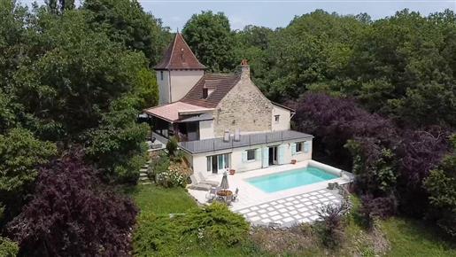 Authentiek stenen huis met zwembad en uitzicht