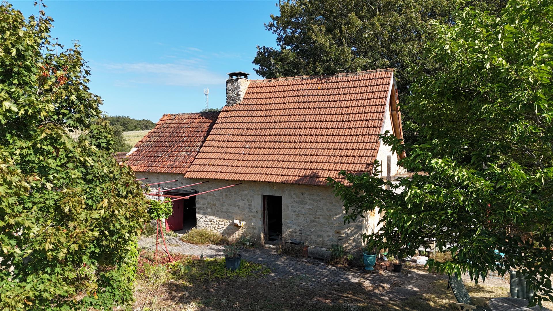 Maison en pierre avec hangar dans un endroit idyllique