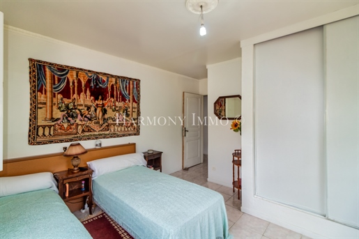Very large, quiet villa, with sea view & flat land.