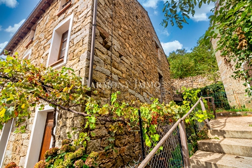 Jolie maison de village individuelle Type Corse en pierre sèche.