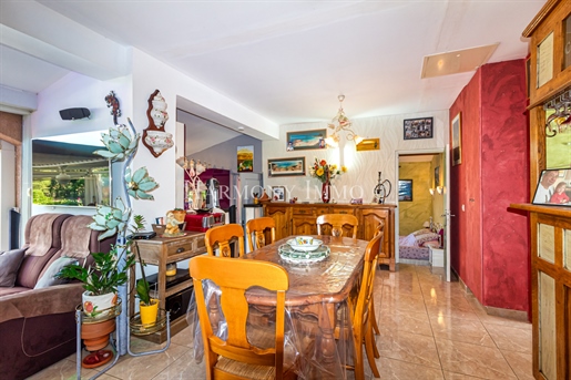 Quiet single-storey villa, close to the beach with sea view.