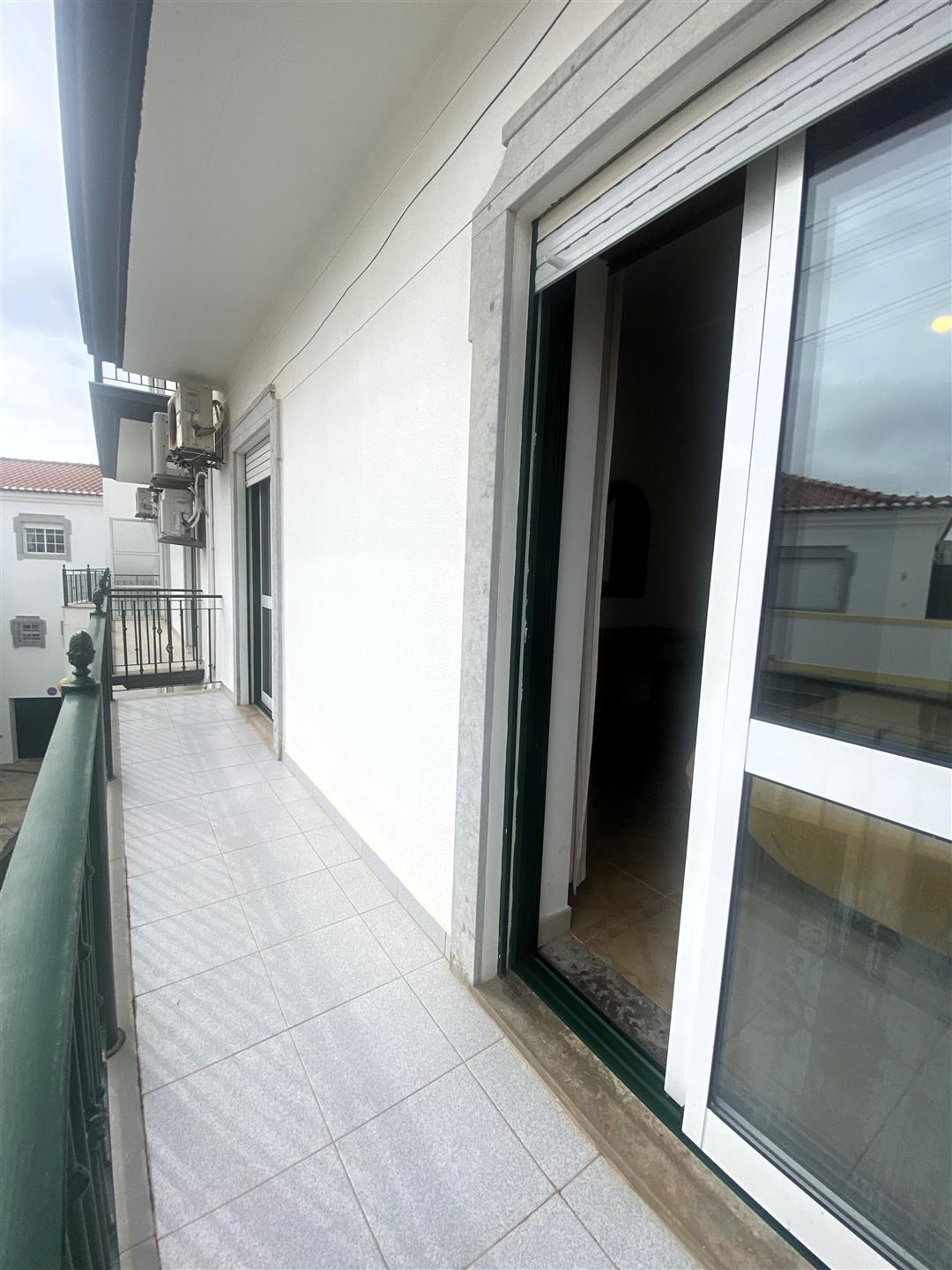 2 bedroom flat with garage 300 meters from Praia da Altura Beach