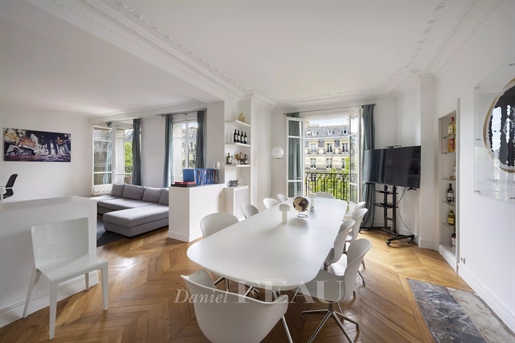Paris 6. Arrondissement – Ein 3-Bett-Apartment mit Balkon