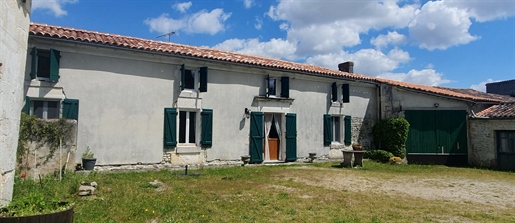 Triac 16200 Maison ancienne ( longère rénovée ) avec dépendances et logement indépendant à rénover