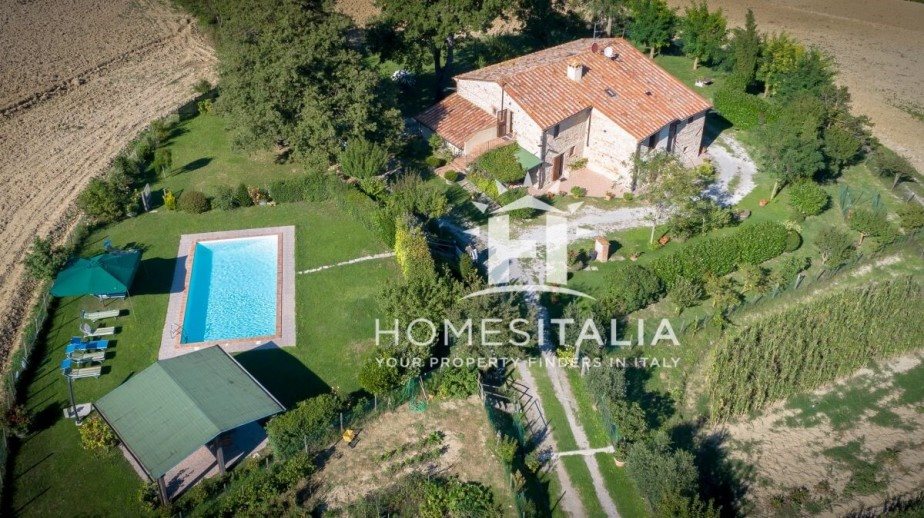 Authentic Tuscan farmhouse with pool, garden & panoramic views