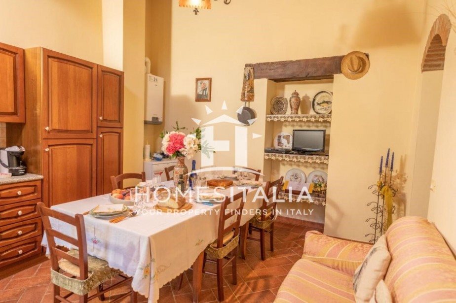 Authentic Tuscan farmhouse with pool, garden & panoramic views