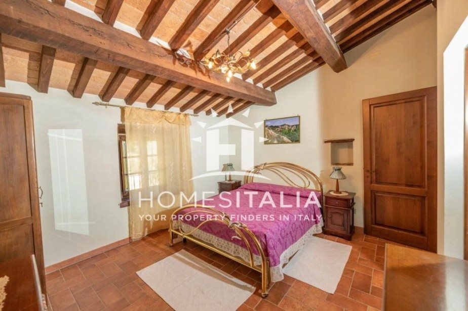 Authentic Tuscan farmhouse with pool, garden & panoramic views