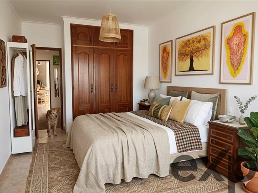 Панорамное спокойствие в Альворе: последний этаж T1+1 с видом на город и горы