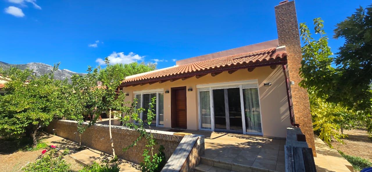 Belle maison à deux étages sur l’île d’Évia – Opportunité d’investissement primordiale