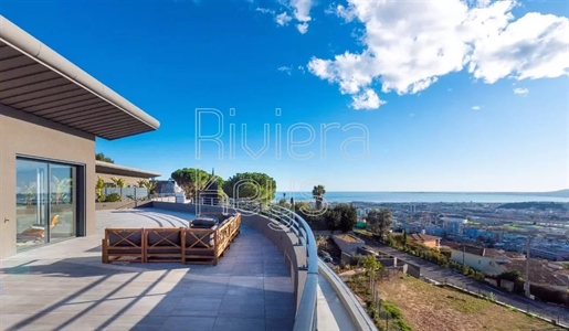 Nizza Fabron: Neue Dachgeschoßwohnung mit Panoramablick auf das Meer und die Hügel, Anlage mit Pool,