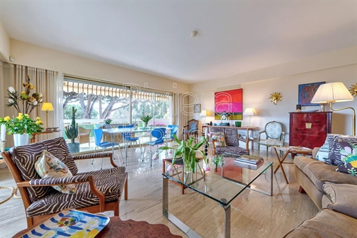 Cannes Petit Juas: 3 bedroom apartment with large terrace and a glimpse of the sea