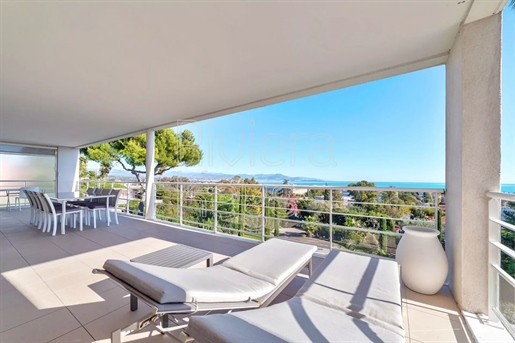 Luxury 3-bed apartment, panoramic sea view, Antibes
