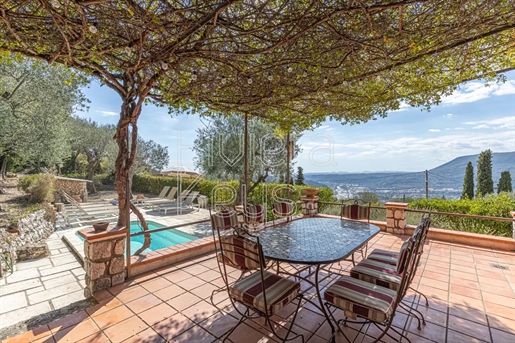 Villa a un piano, 2 annessi, garage, piscina, vista mare, a Castagniers vicino a Nizza