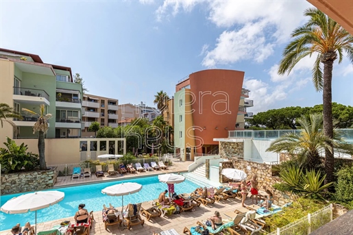 Bilocale , terrazza, residenza con parcheggio, 2 piscine, centro di Antibes