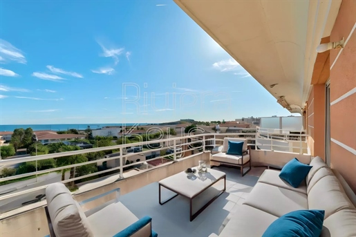 Top floor 2-bed apartment, large terrace with sea view, pool, in Val-Claret, Antibes