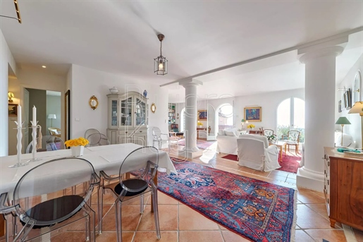 Cagnes-Sur-Mer : Large 3-bedroom apartment with terrace and sea view