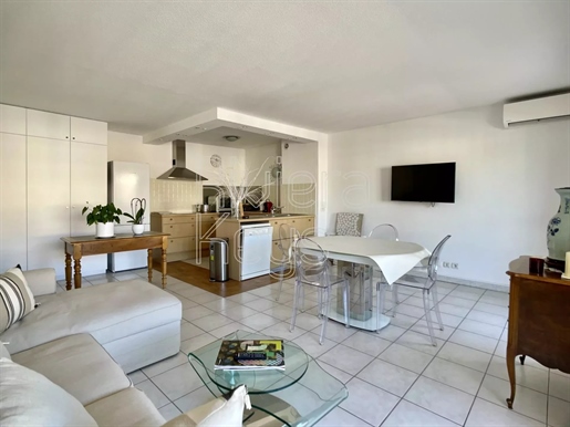 Cavalaire-Sur-Mer : Top floor 2-bed apartment, walking distance to all amenities