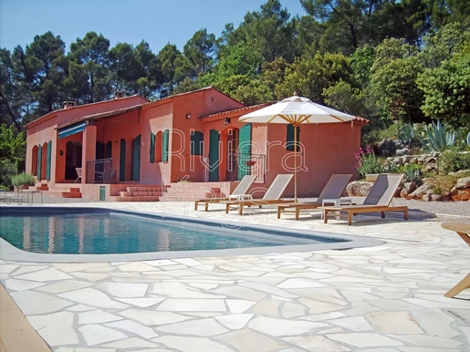 Villa plain-pied, 3 chambres, vue panoramique et piscine dans le village historique d'Entrecasteaux