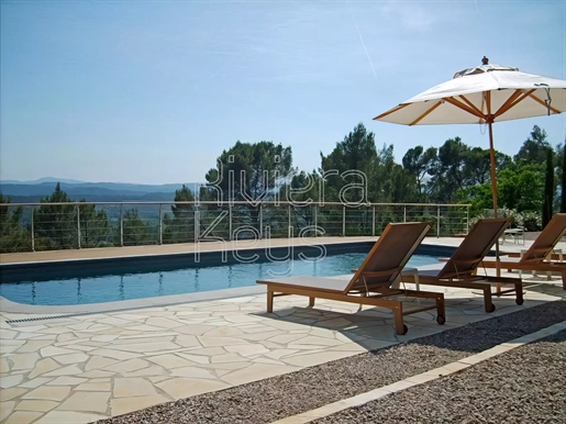 3-Bedroom villa with panoramic views and pool in the historic village of Entrecasteaux