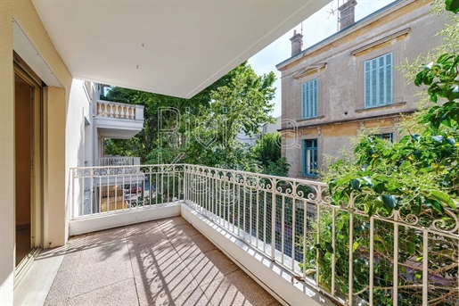 Le Cannet, Town-Centre: Quiet 3-bedroom apartment, close to all amenitiesshops