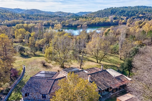 Charming renovated 3-bed property by the lake in Montauroux