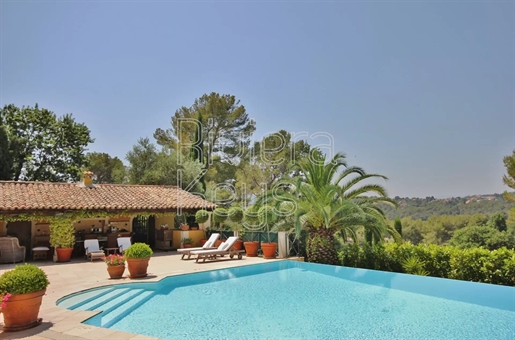 Property with pool, large forest on the prestigious golf course of Royal Mougins