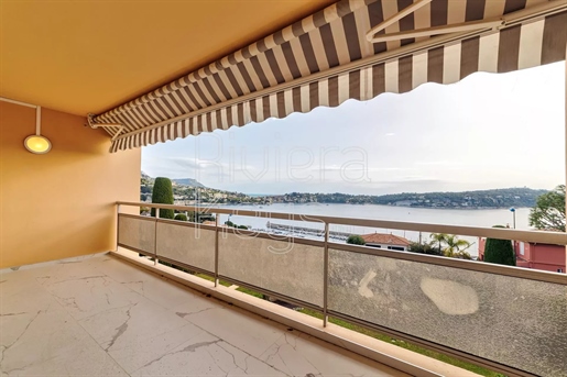Villefranche-Sur-Mer: 2-bedroom apartment with exceptional seaview, walking distance to the city cen
