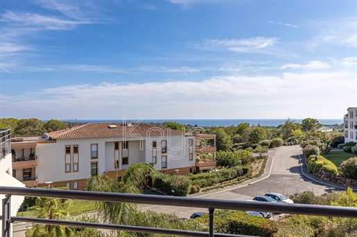 2-Bedroom flat, sea view, closed residence, pool, in Saint-Raphaël