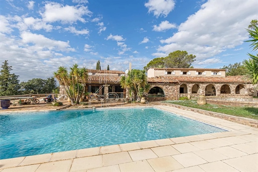 Charming Provencal style mas in a quiet area, pool and wonderful sea view, in Fréjus