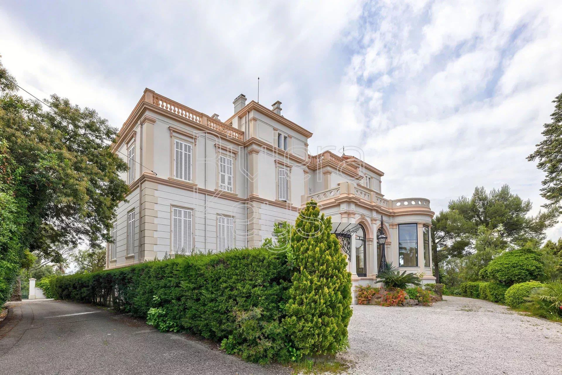 Saint-Raphaël: Elegant 4-Bedroom Apartment in a Belle Époque Villa