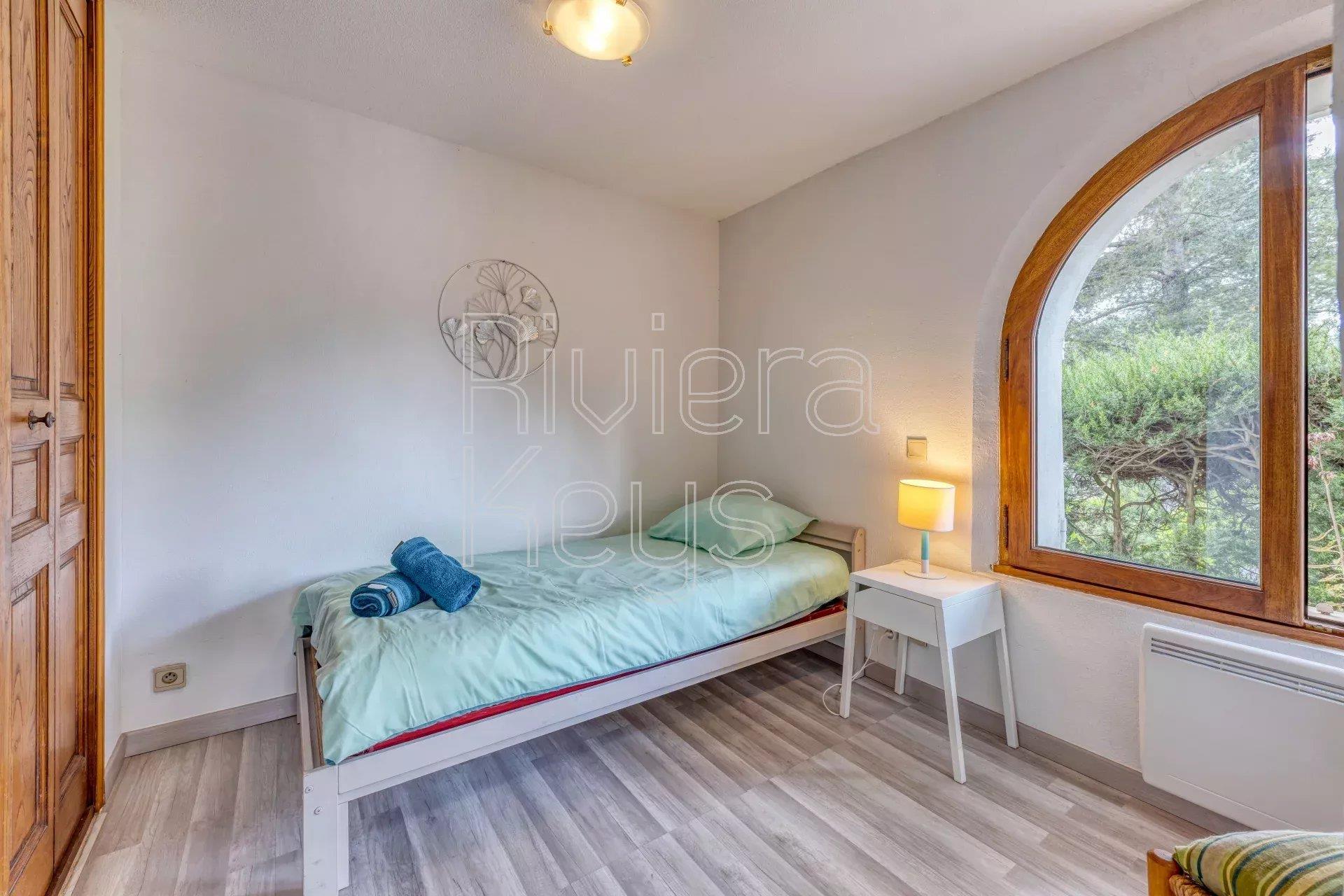 Saint-Raphaël: Elegant 4-Bedroom Apartment in a Belle Époque Villa - 11