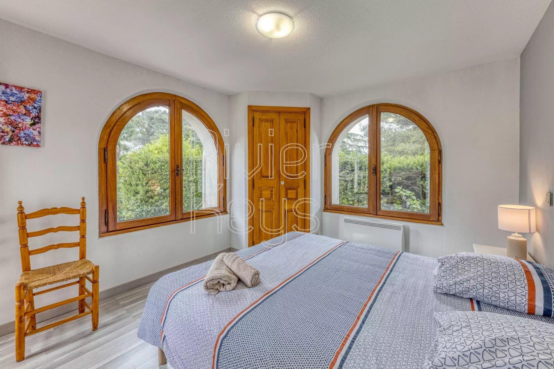 Saint-Raphaël: Elegant 4-Bedroom Apartment in a Belle Époque Villa - 12